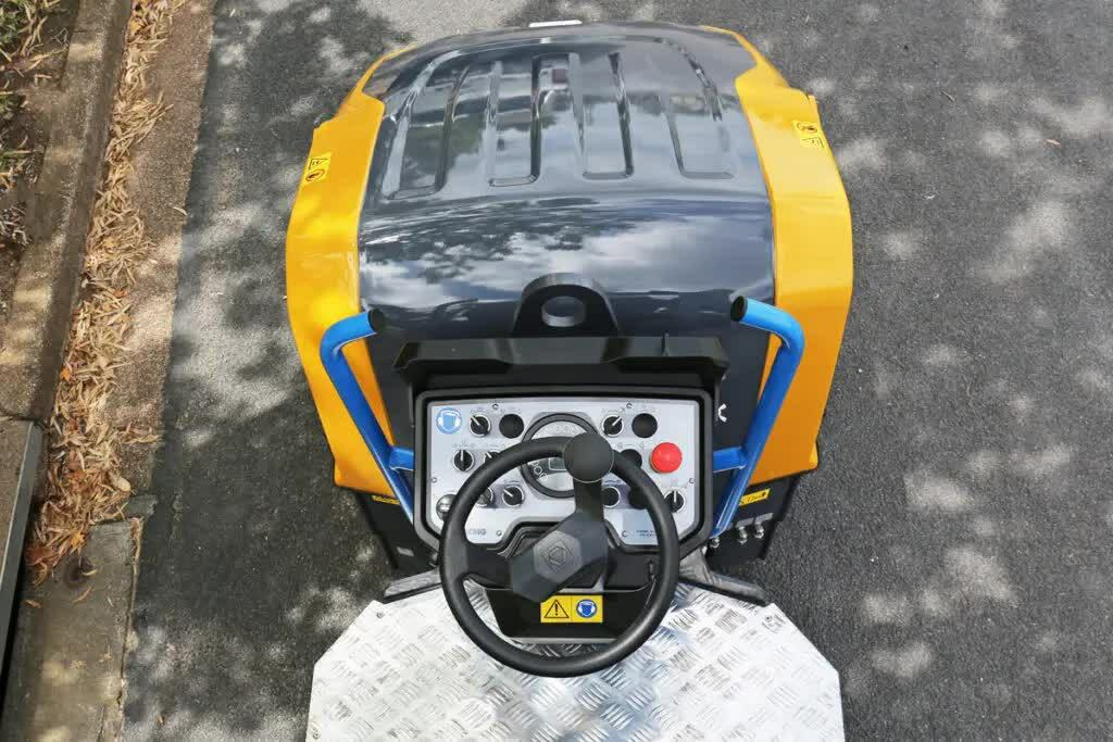 Каток тротуарный XCMG XD120S