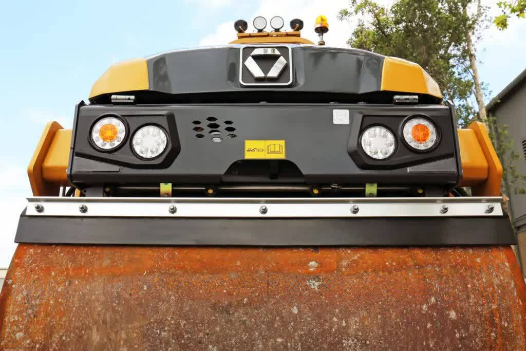 Каток тротуарный XCMG XD140S