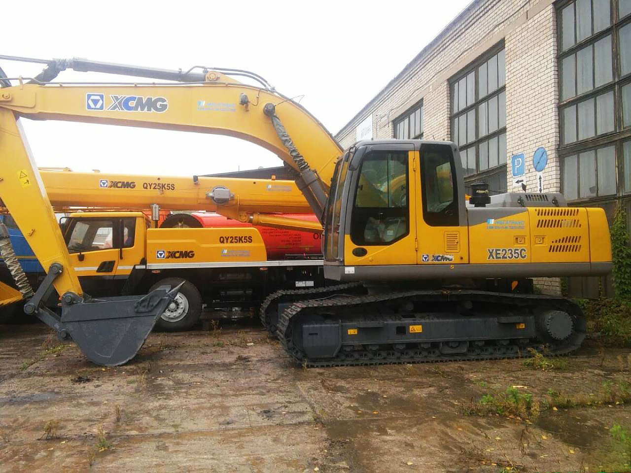 Гусеничный экскаватор XCMG XE235C