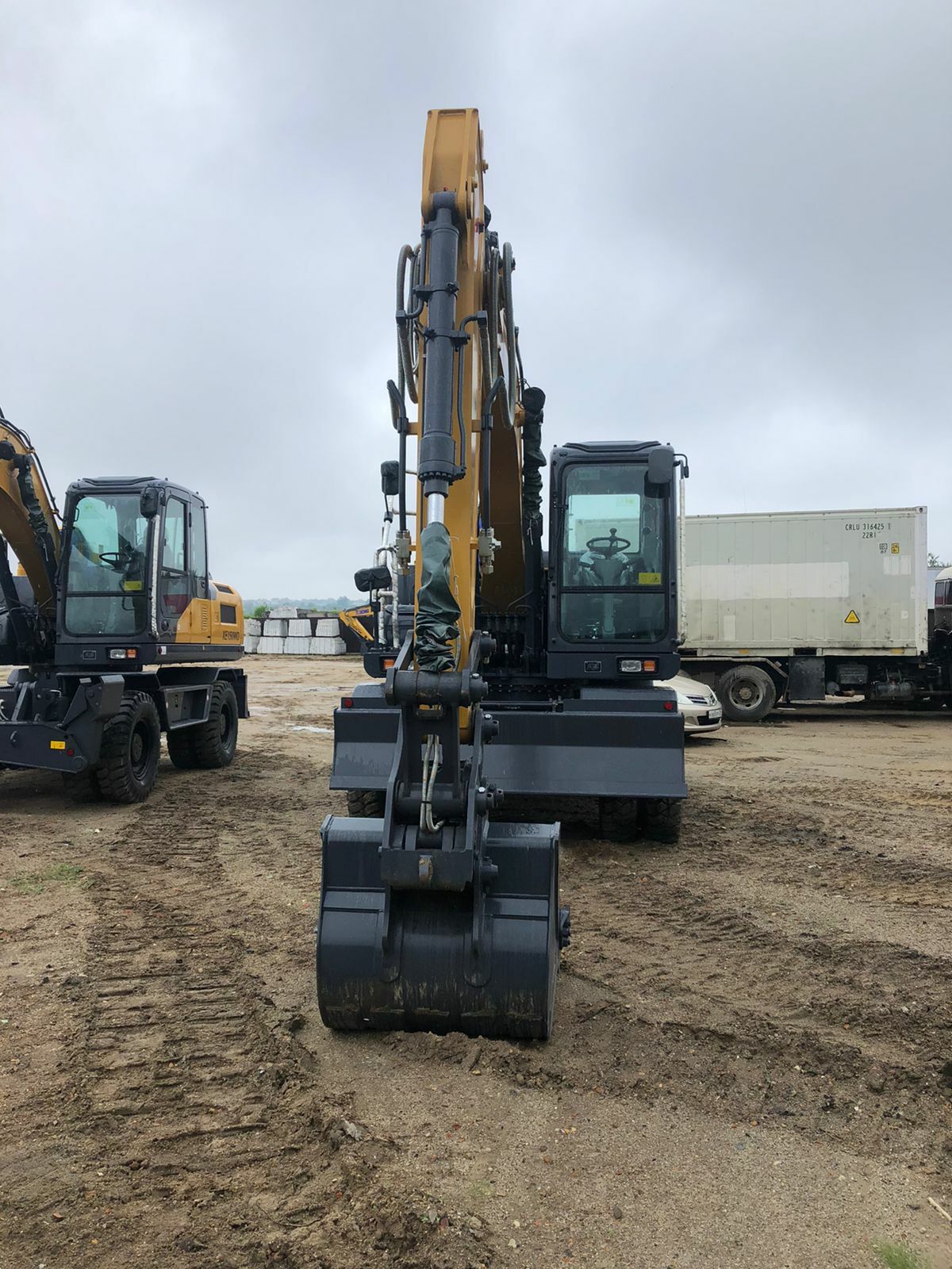 Колесный экскаватор XCMG XE150WD