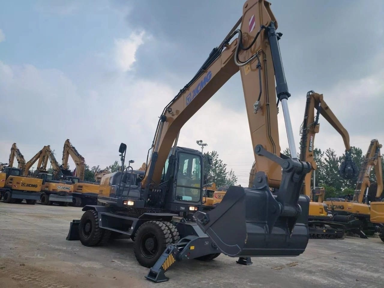 Колесный экскаватор XCMG XE180WD