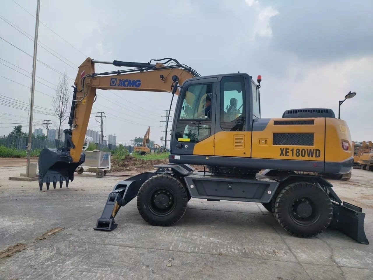 Колесный экскаватор XCMG XE180WD