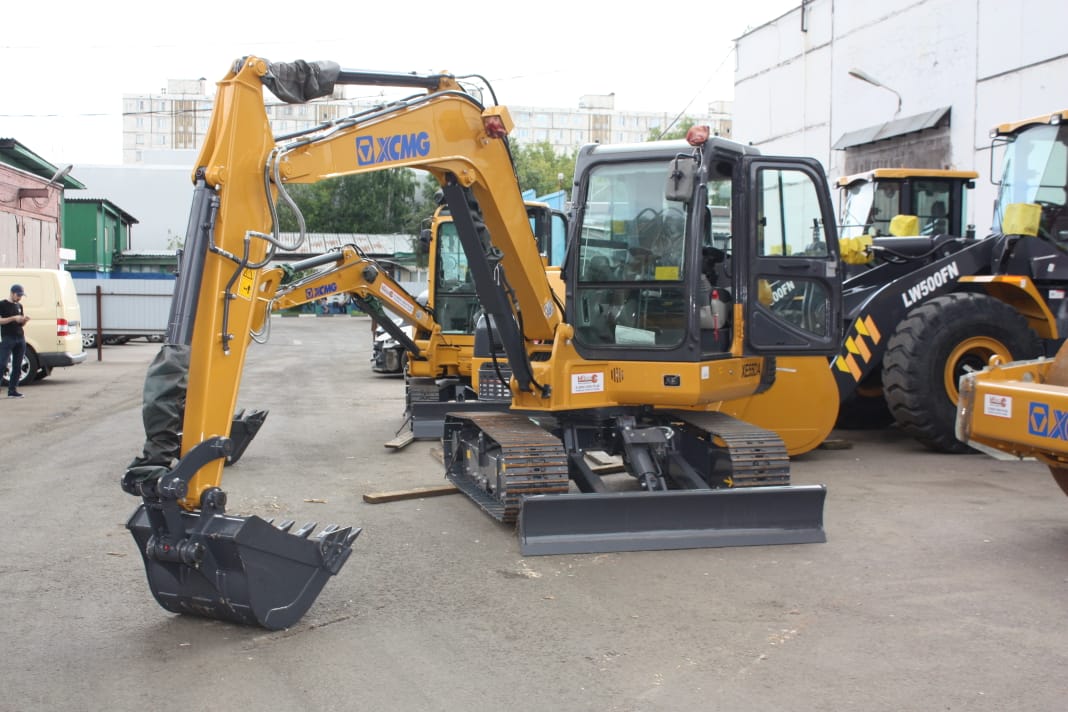 Гусеничный мини-экскаватор XCMG XE55DA