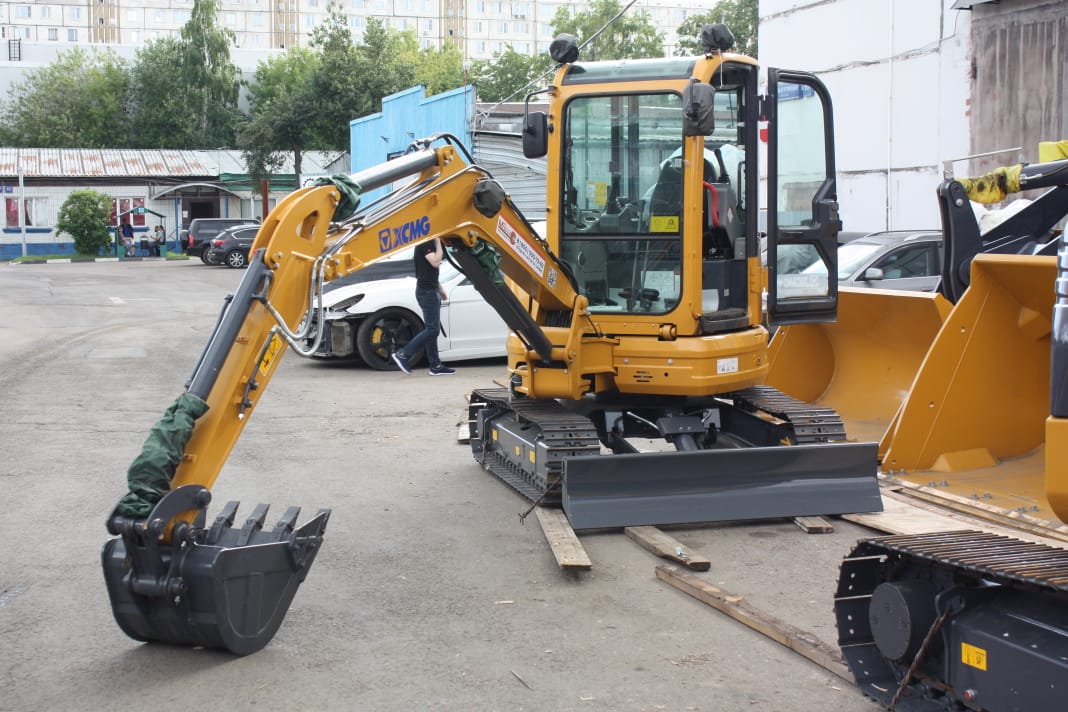 Гусеничный мини-экскаватор XCMG XE55DA