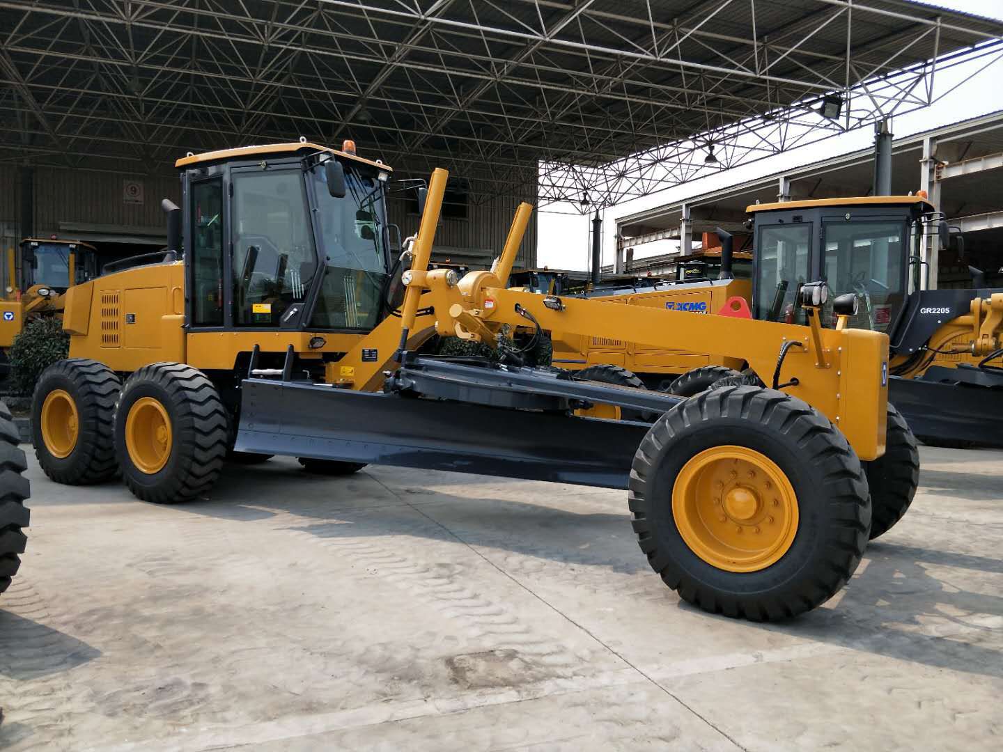 Полноприводный грейдер XCMG GR2153A