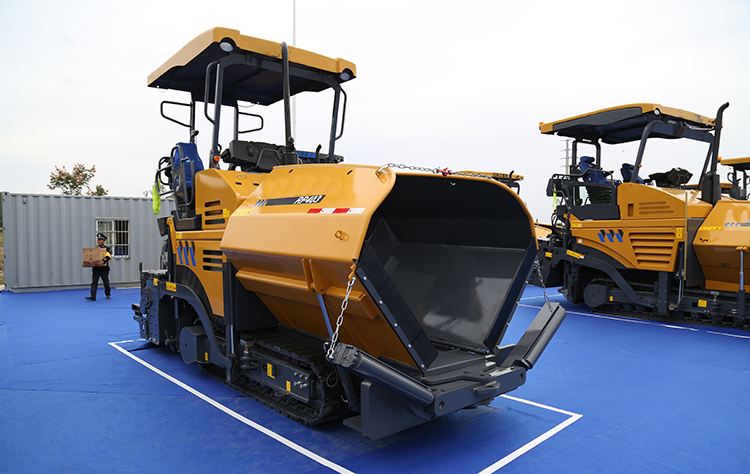 Асфальтоукладчик XCMG RP405