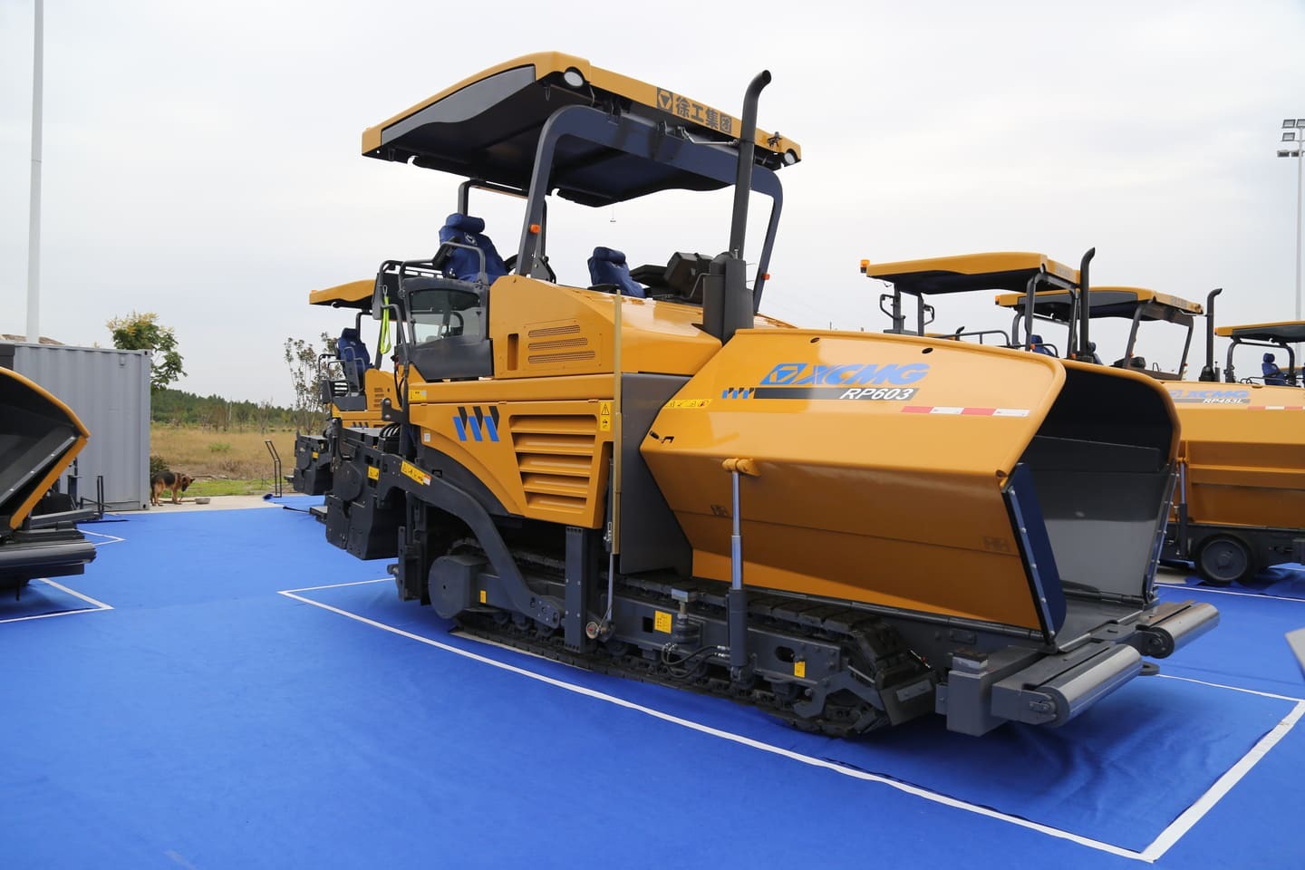 Асфальтоукладчик XCMG RP603