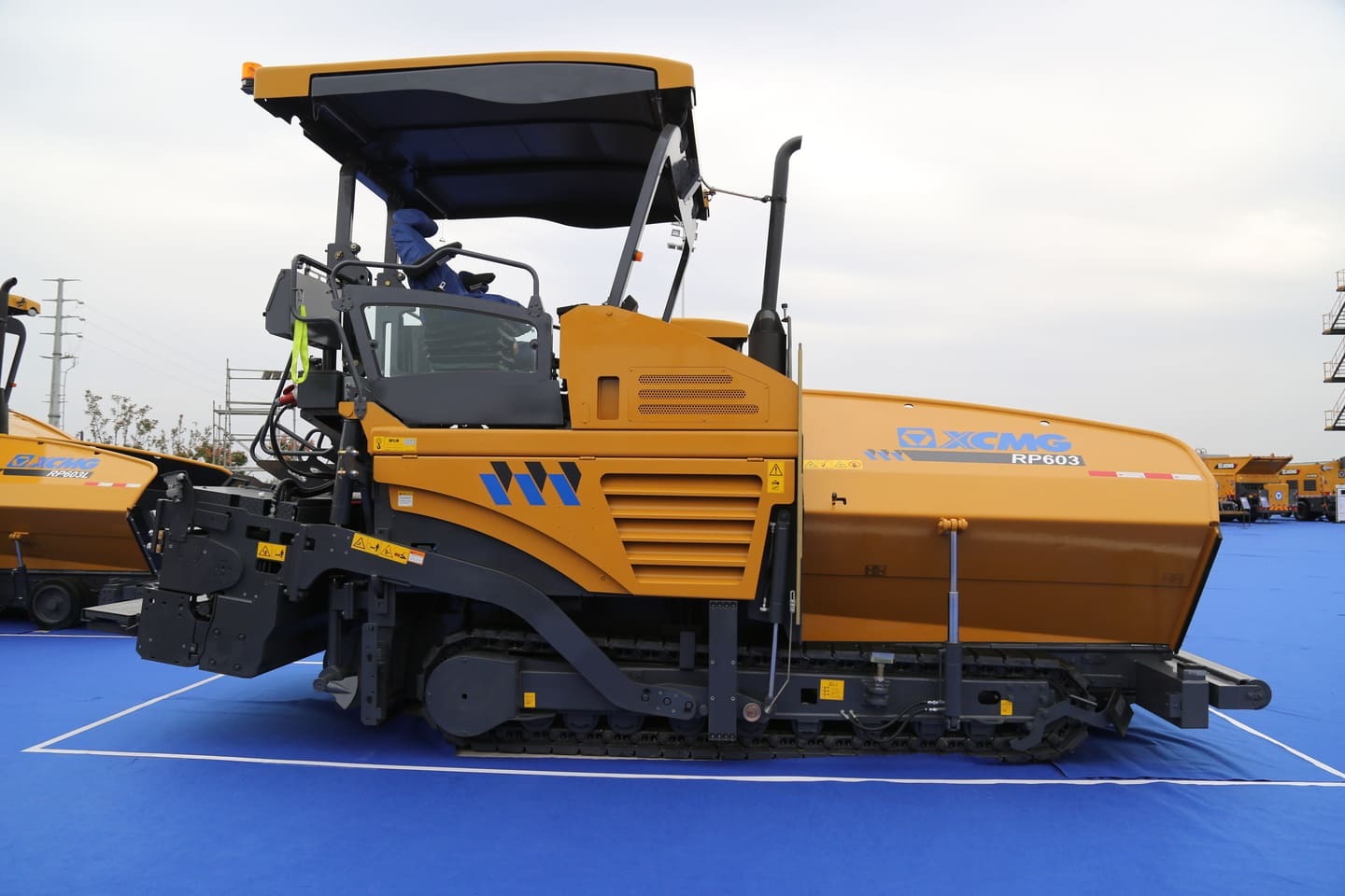 Асфальтоукладчик XCMG RP603Pro