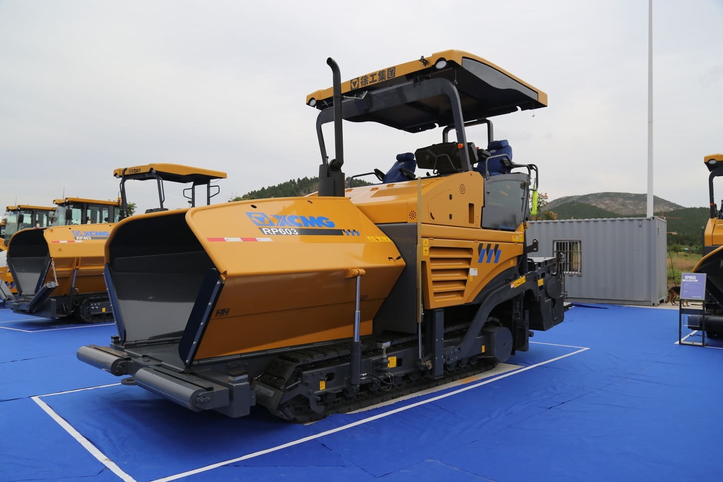 Асфальтоукладчик XCMG RP605